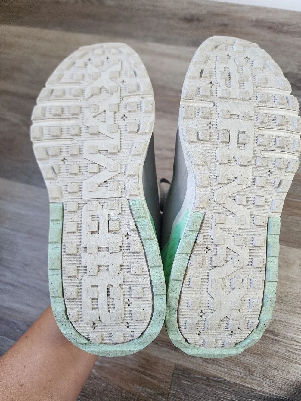 Nike Airmax Kids' Gray Mesh Sneakers with Mint Swoosh Size 6 Big Girls
